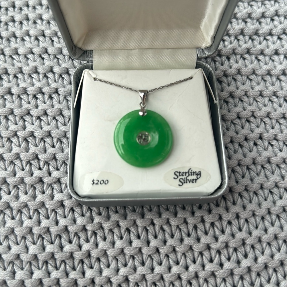 Bright cultured pearl Jade necklace.